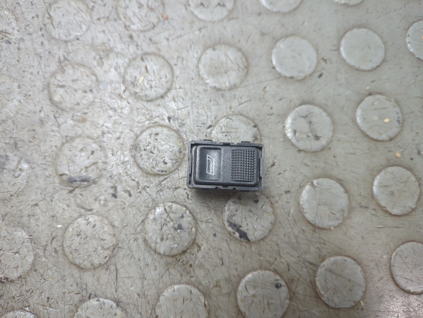 Кнопка стеклоподъемника