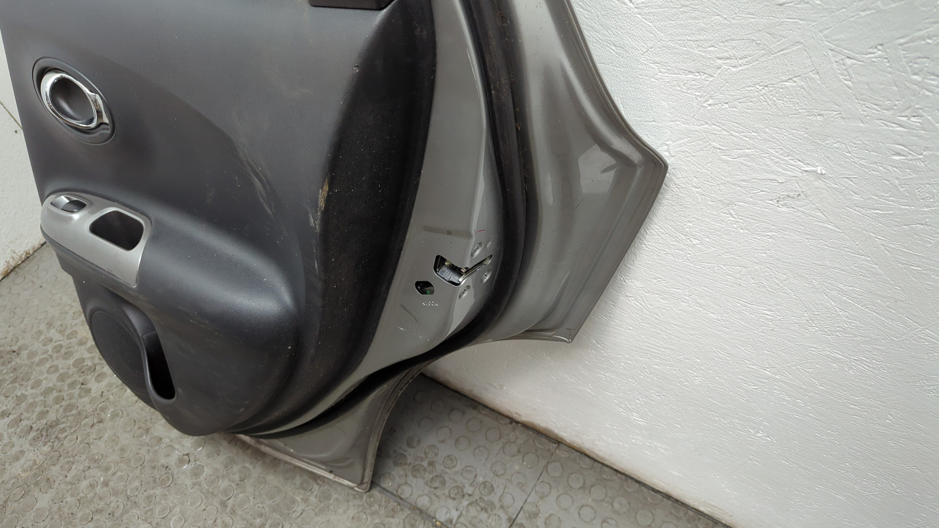 Дверь задняя правая