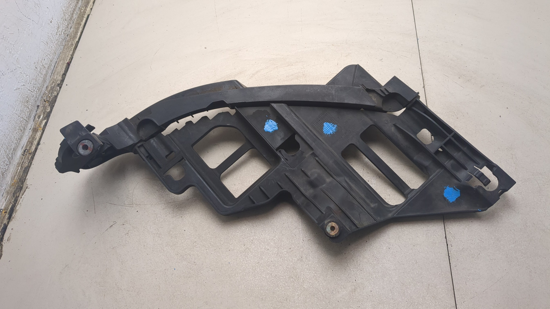 Кронштейн фар правый