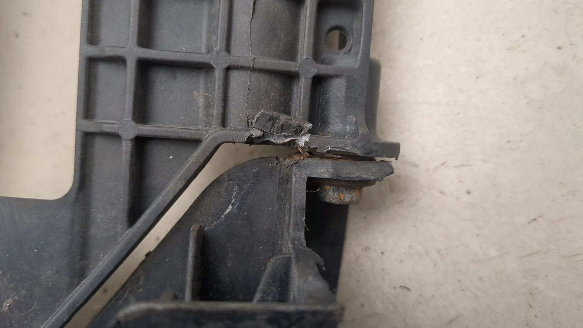 Кронштейн фар правый