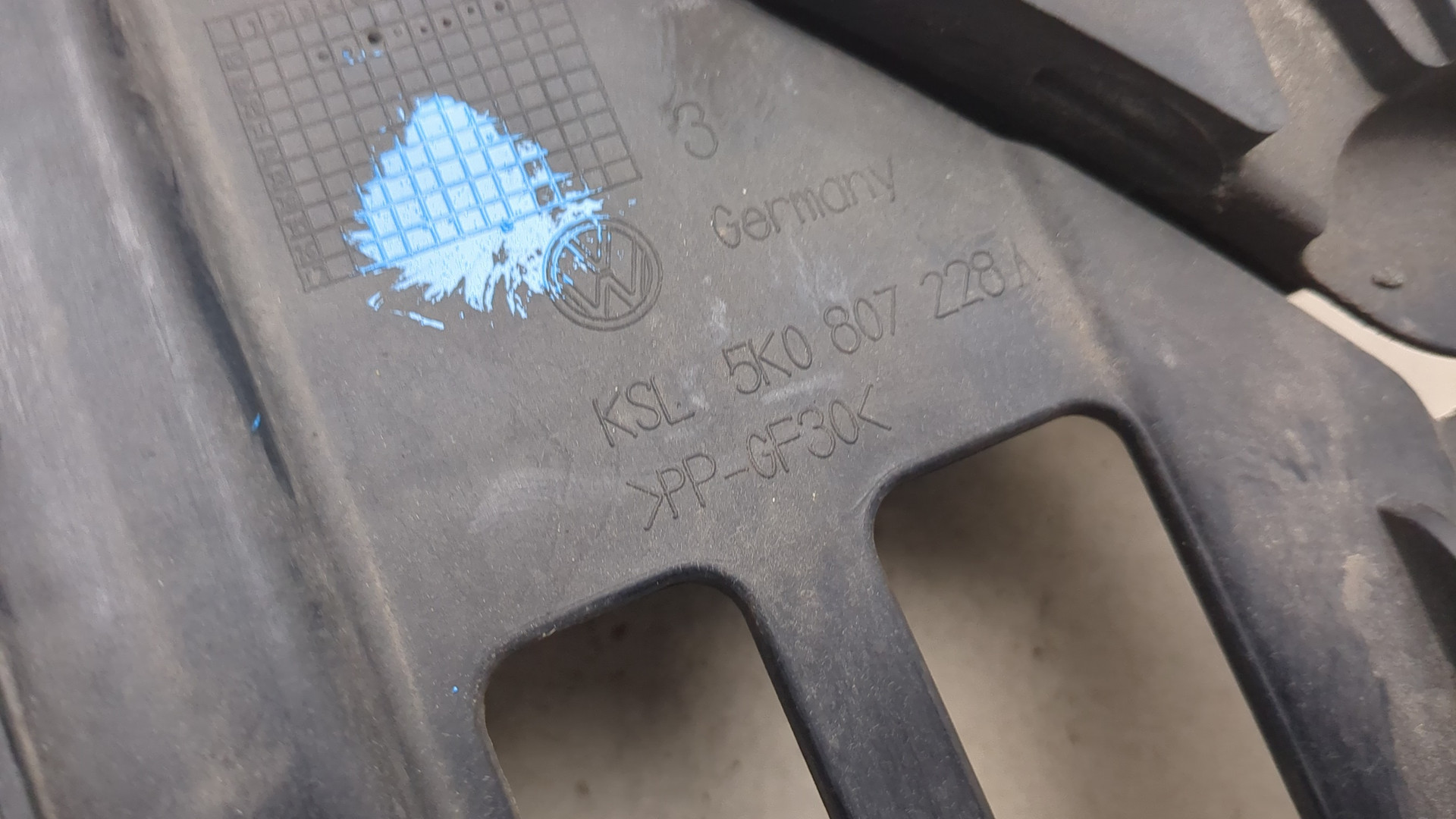 Кронштейн фар правый