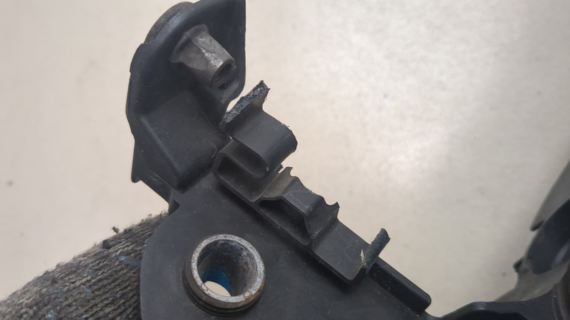 Кронштейн фар правый