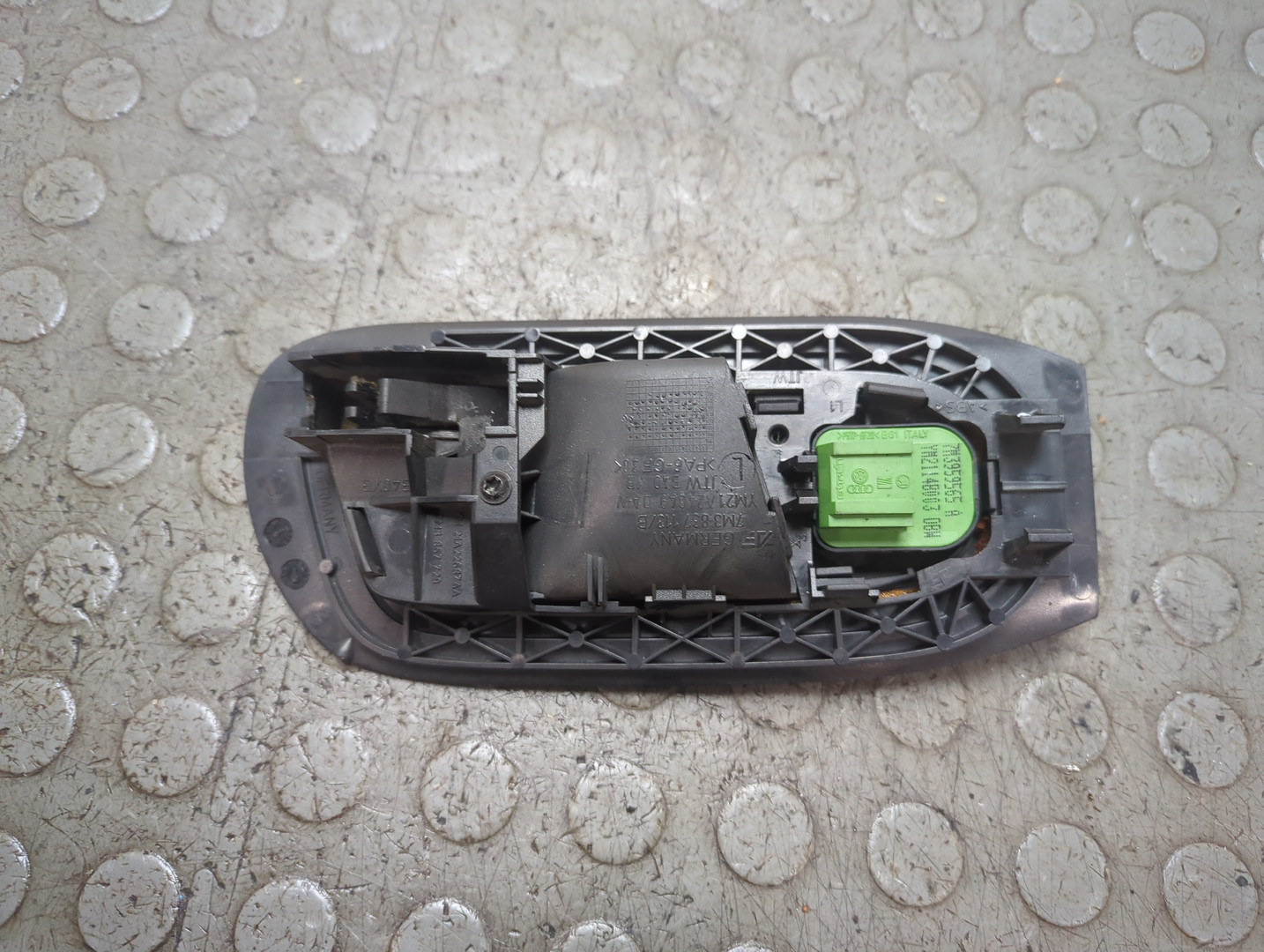 Ручка двери передней внутренняя левая