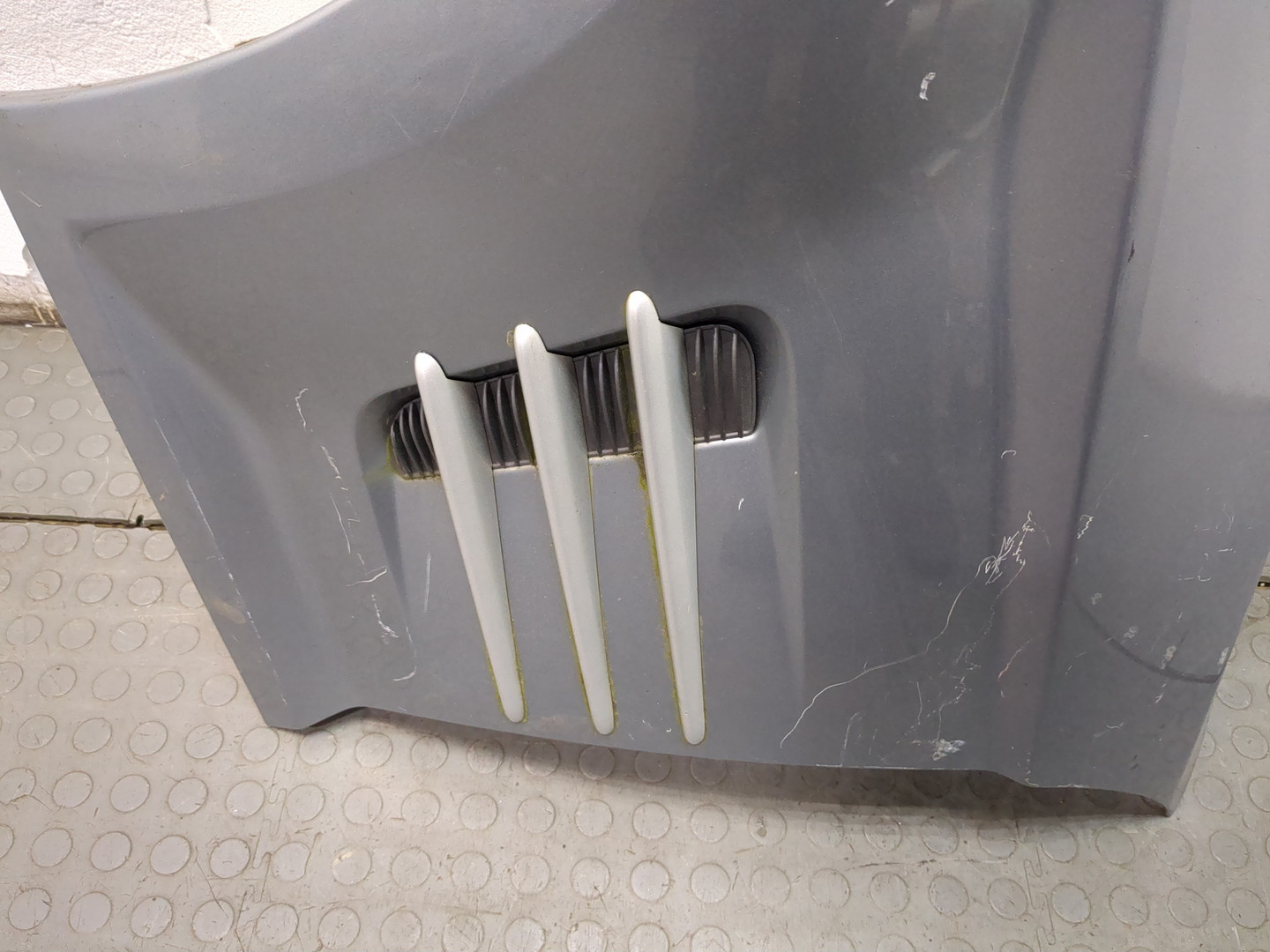 Крыло переднее левое