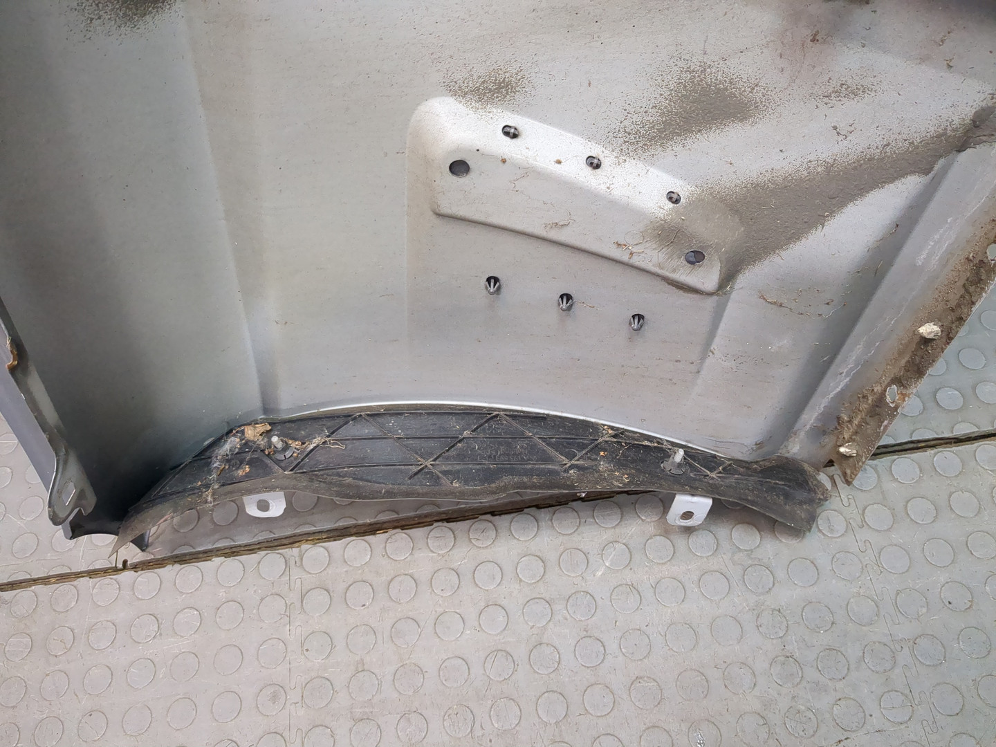 Крыло переднее левое