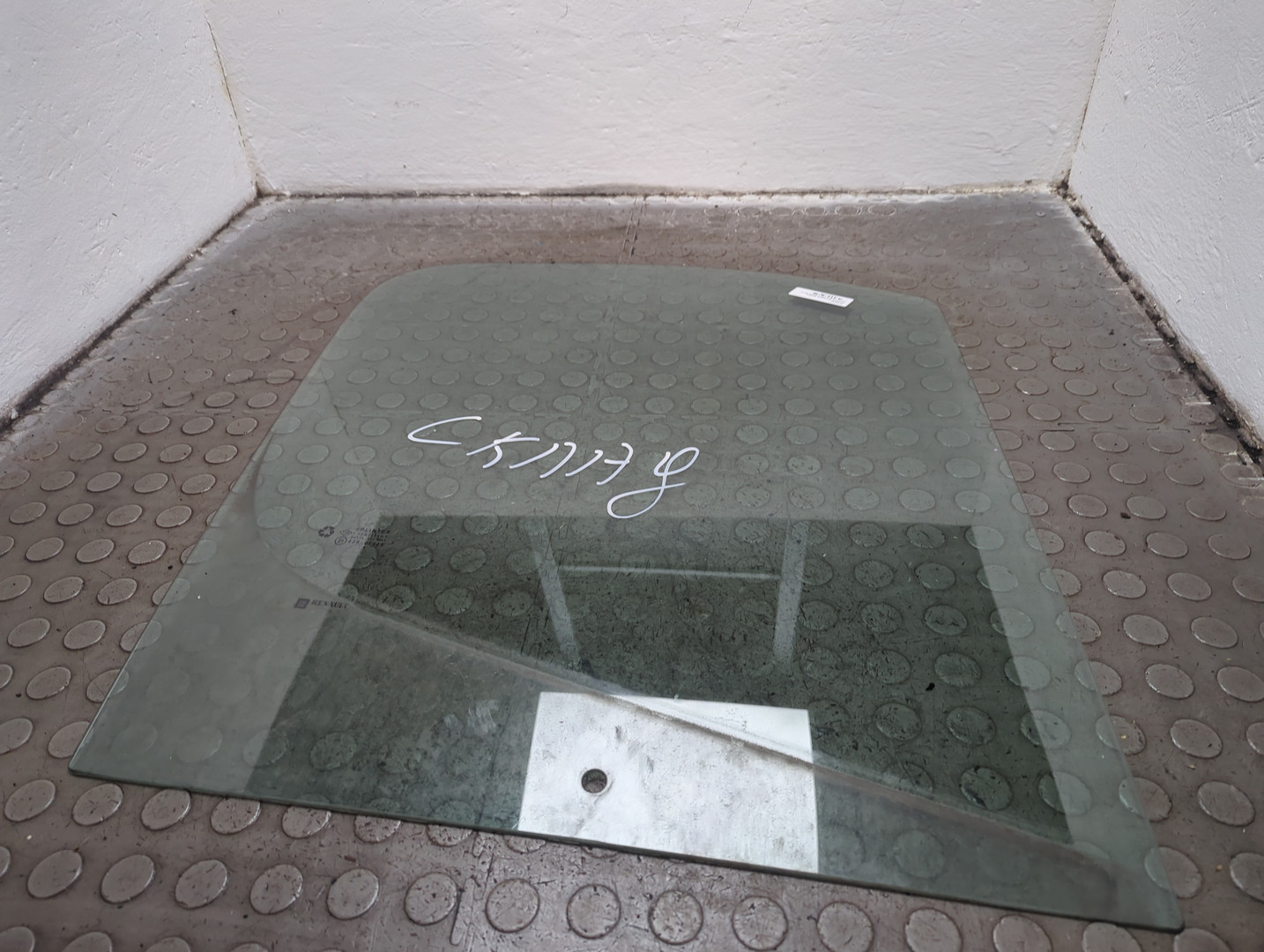 Стекло двери передней правой