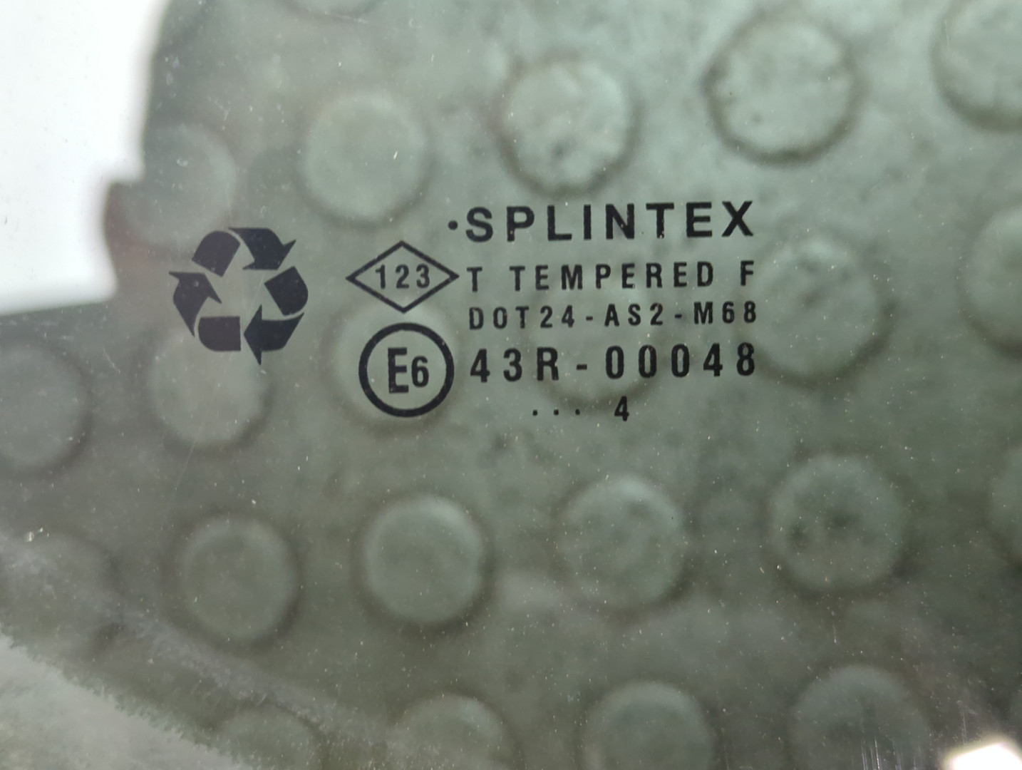 Стекло двери передней правой