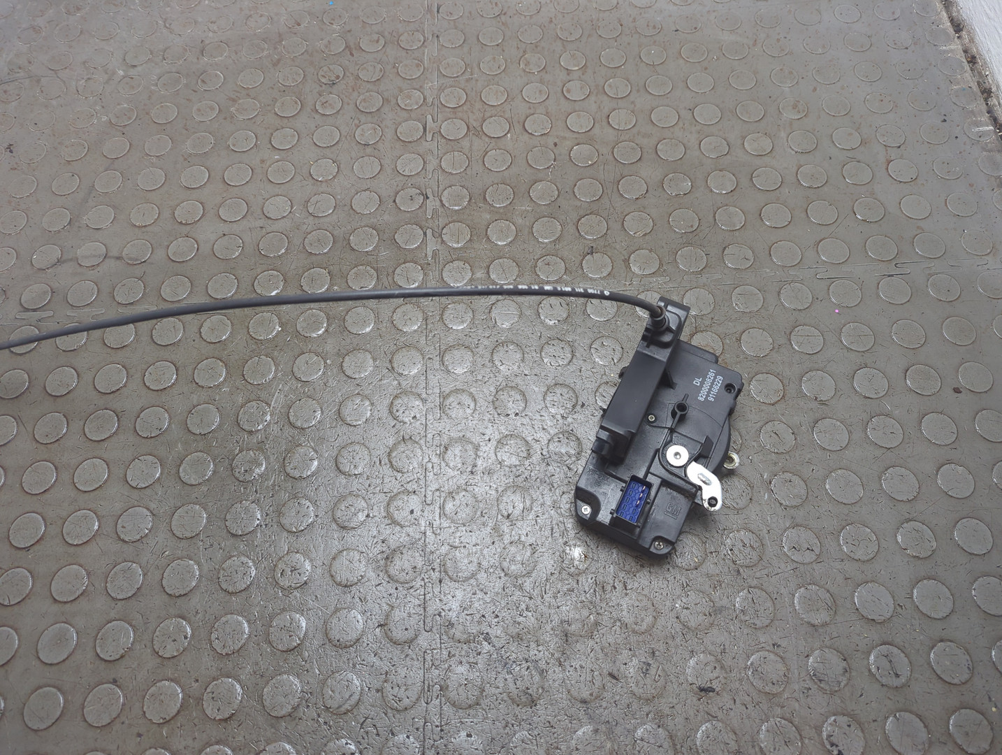 Замок двери передней правой