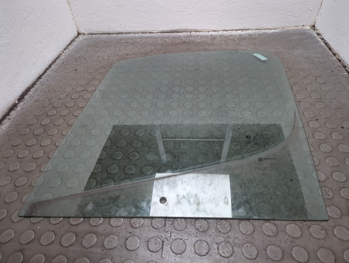 Стекло двери передней левой