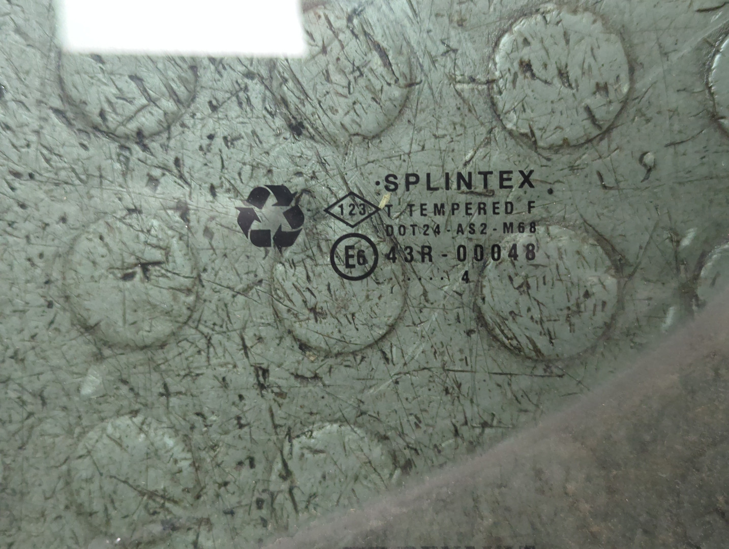 Стекло двери передней левой