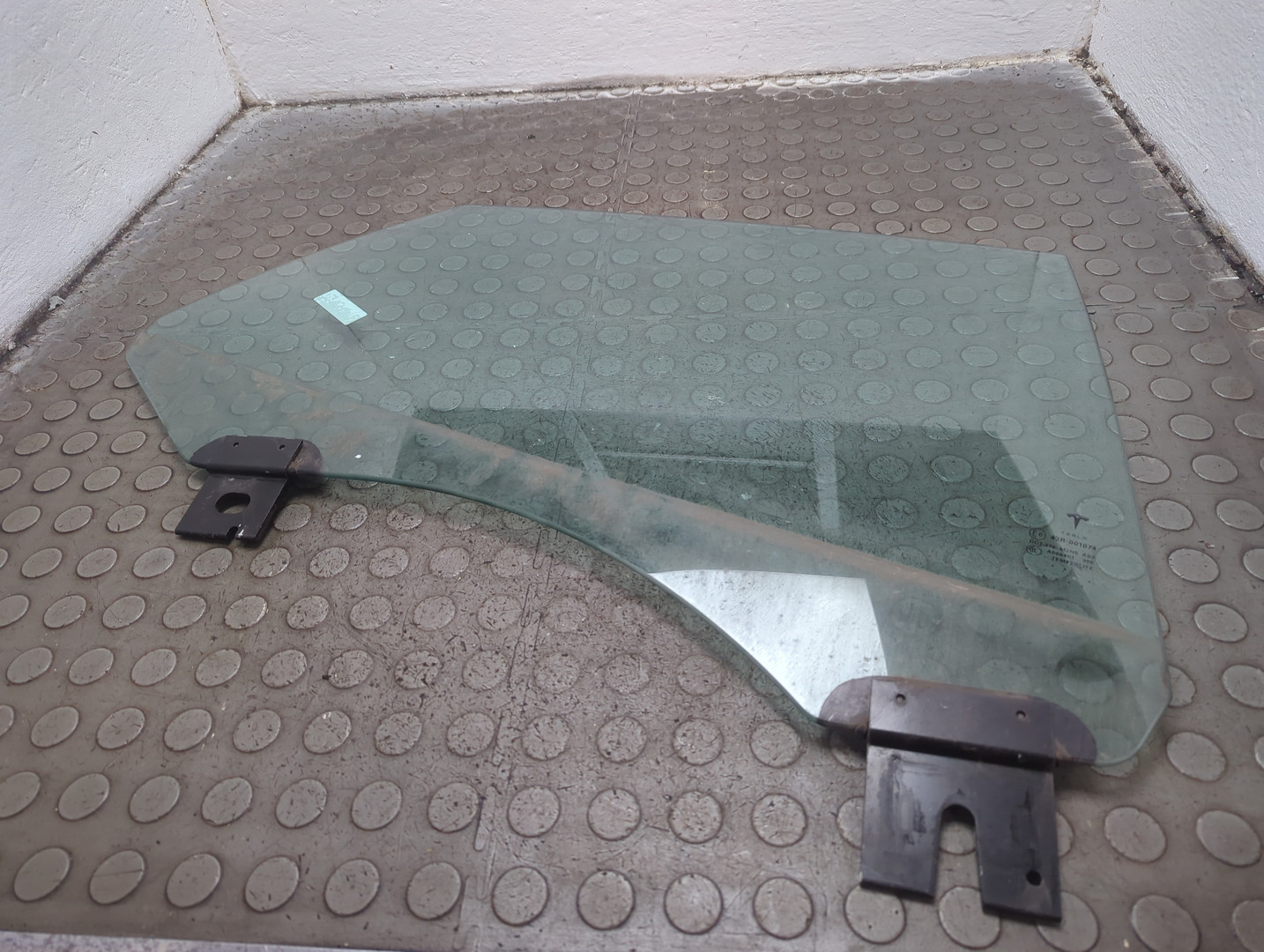 Стекло двери задней правой