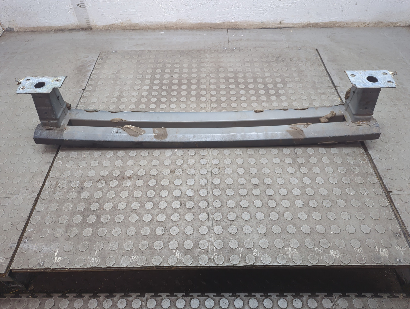 Усилитель переднего бампера