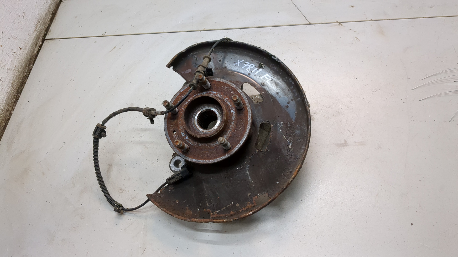 Кулак поворотный передний левый