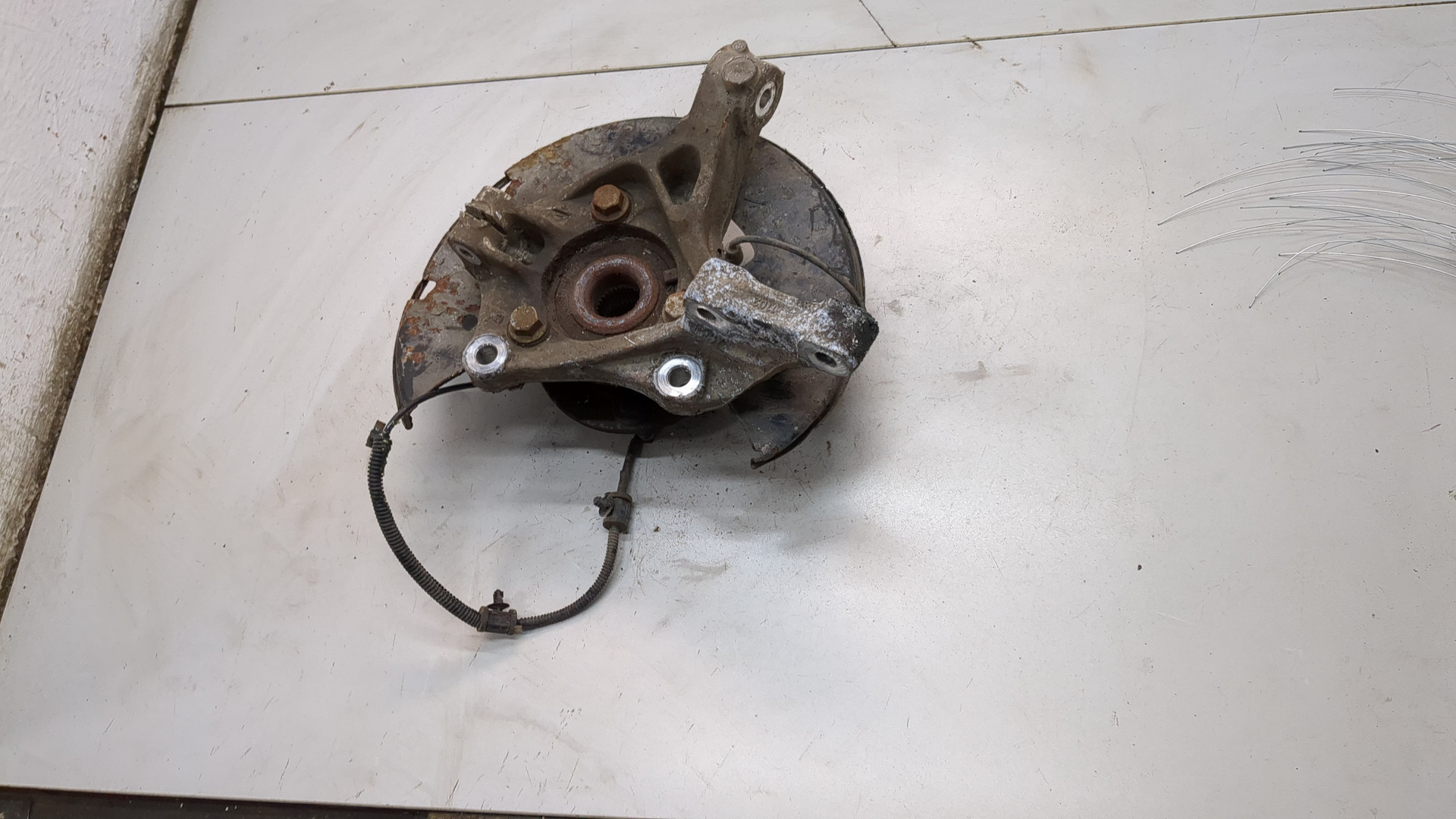 Кулак поворотный передний левый