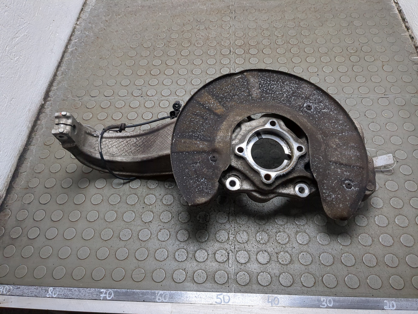 Кулак поворотный передний правый