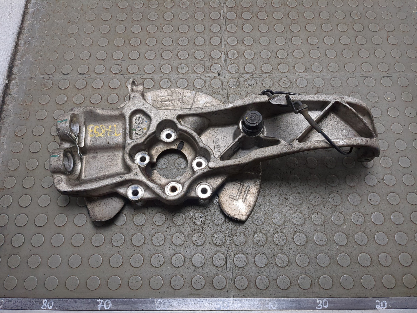 Кулак поворотный передний правый