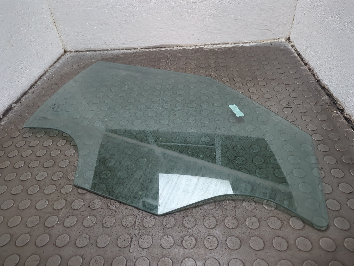 Стекло двери передней правой