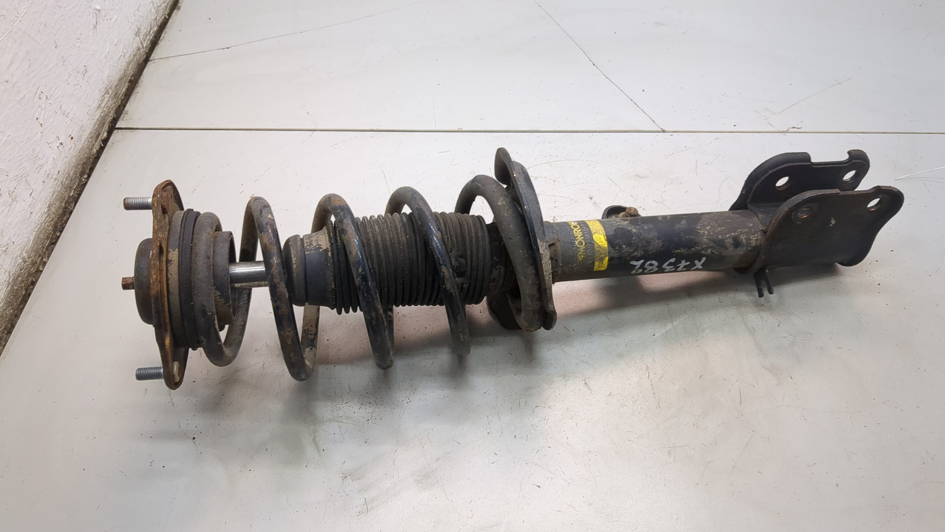 Амортизатор передний левый