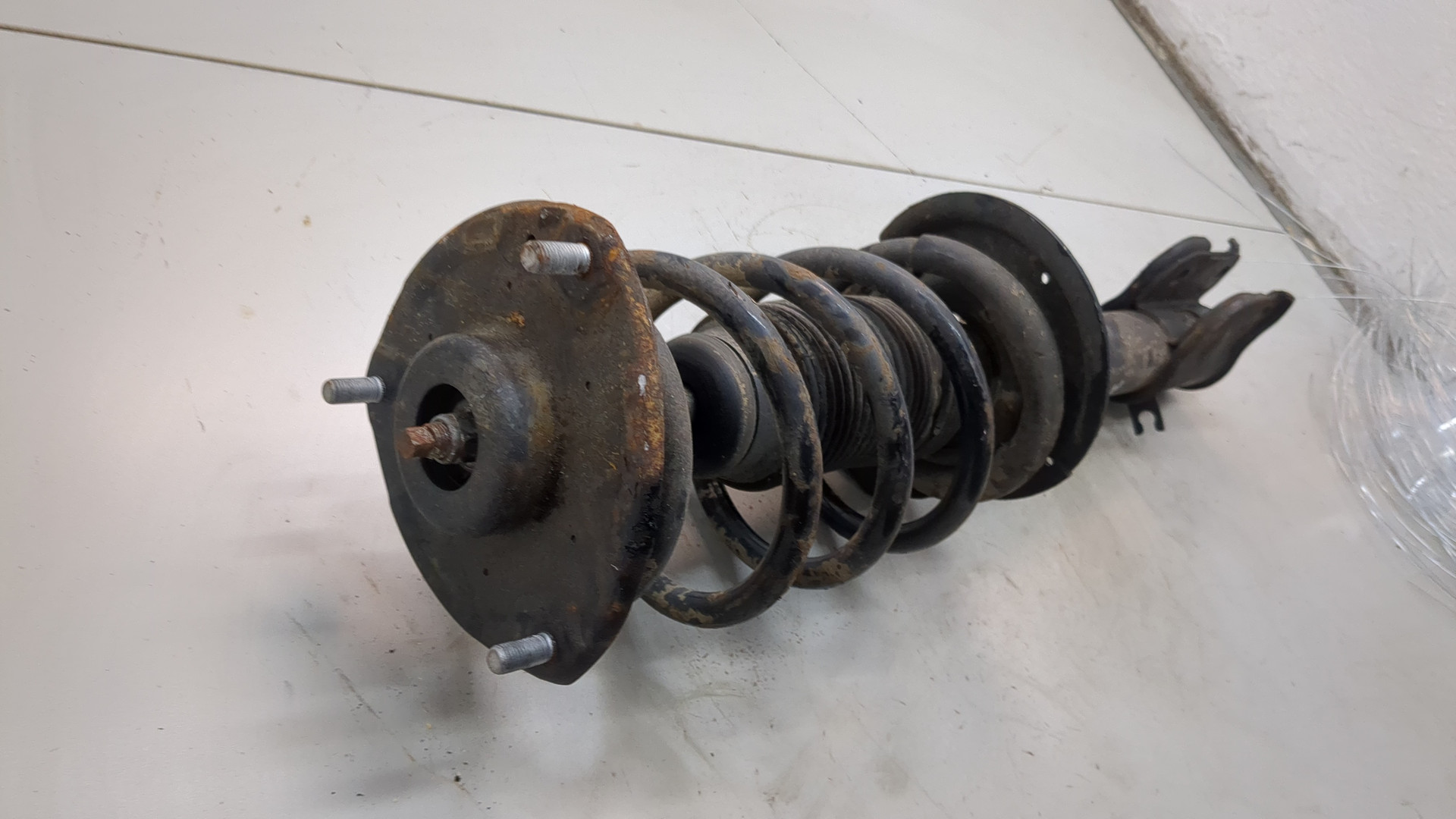 Амортизатор передний левый