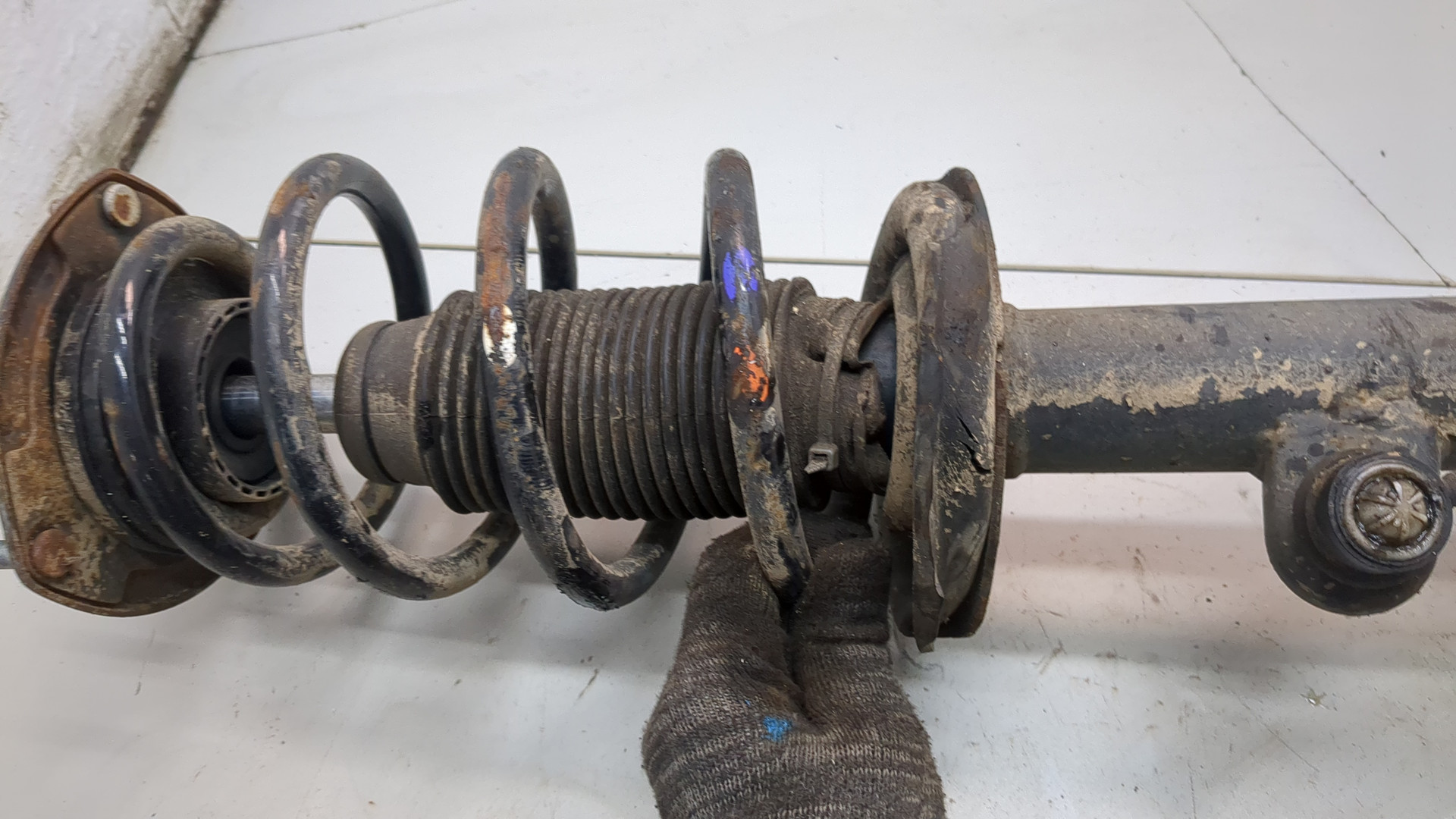 Амортизатор передний левый