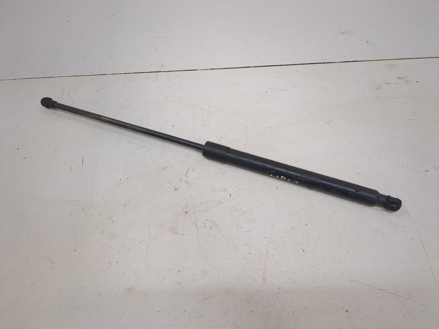 Амортизатор крышки багажника