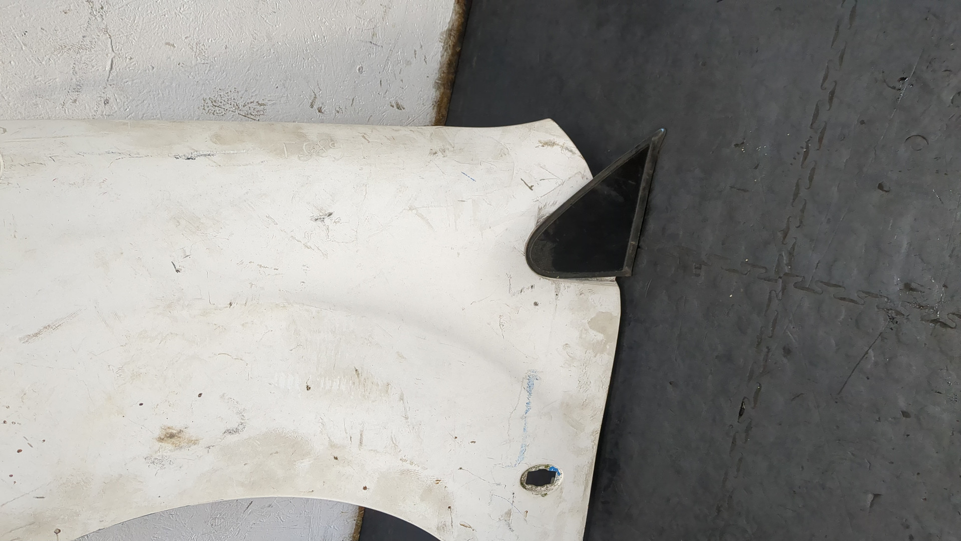 Крыло переднее левое