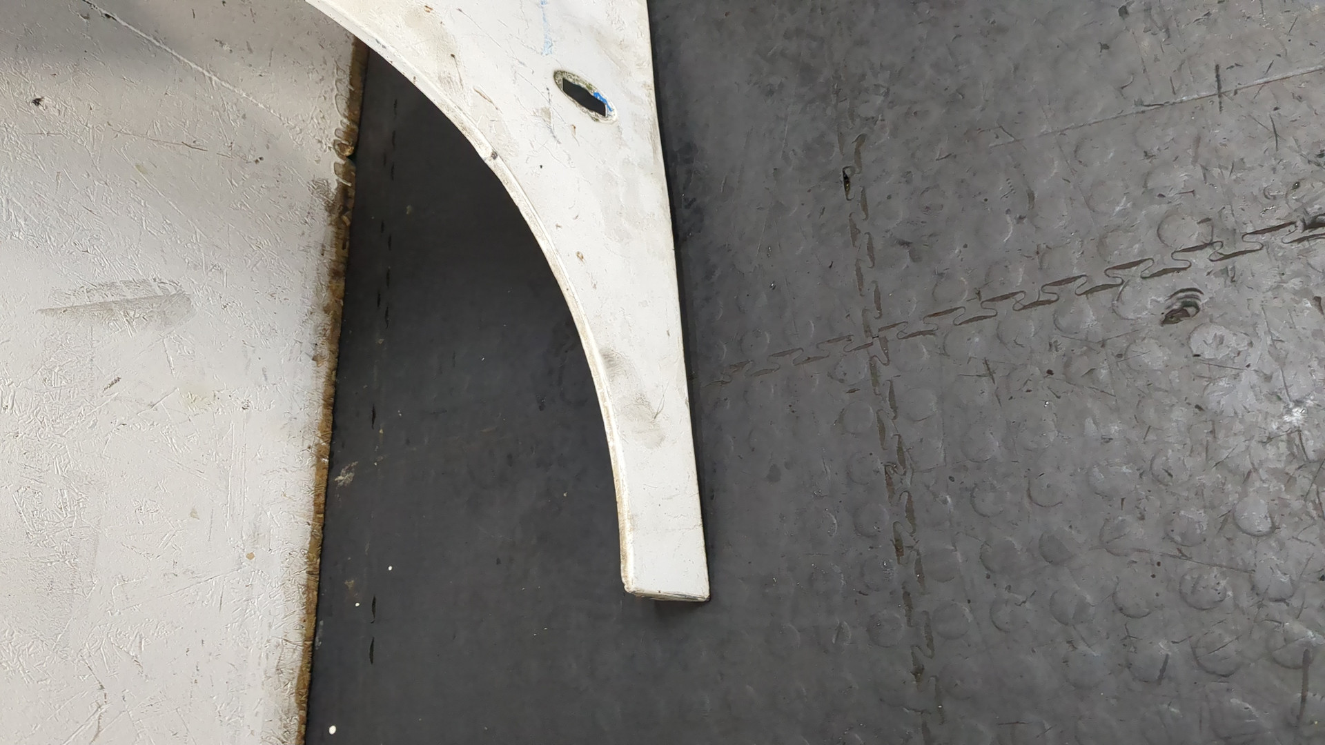 Крыло переднее левое