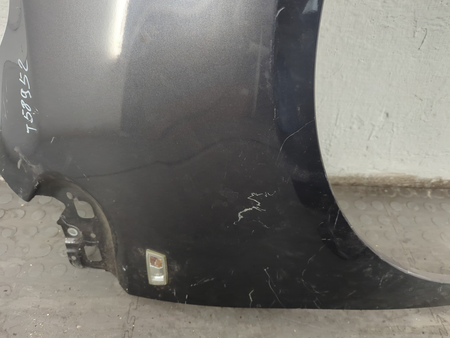 Крыло переднее правое