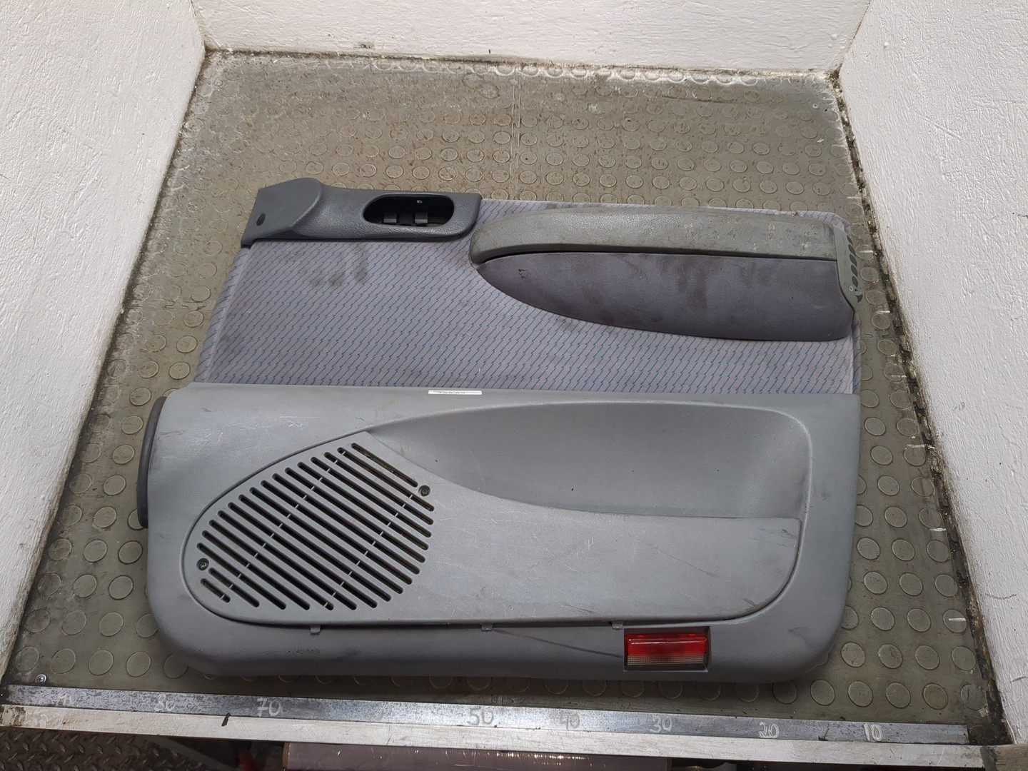 Обшивка двери передней правой