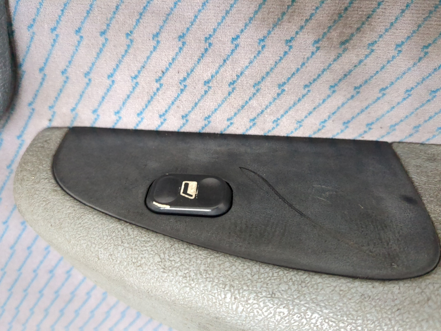 Обшивка двери передней правой