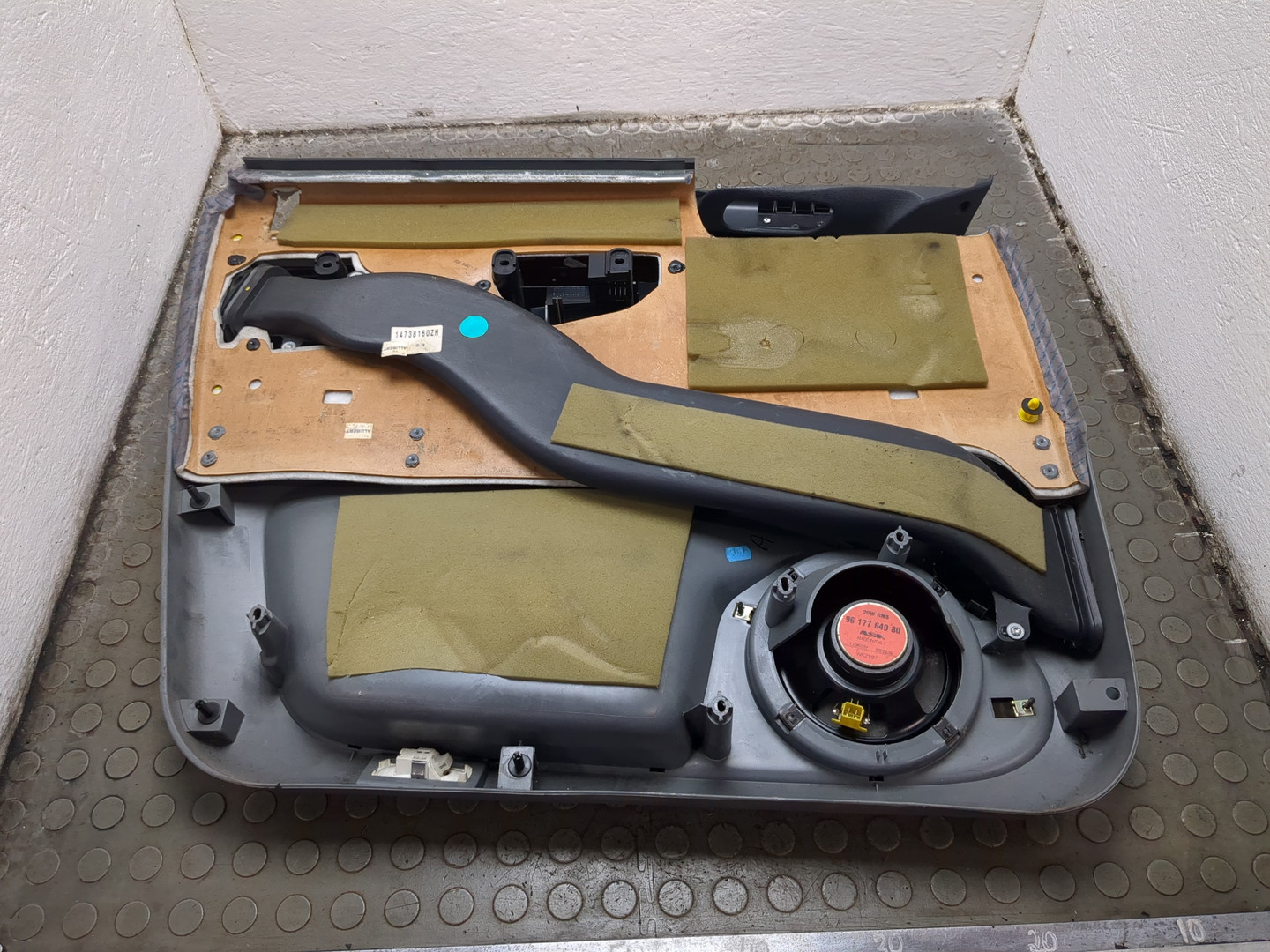 Обшивка двери передней правой