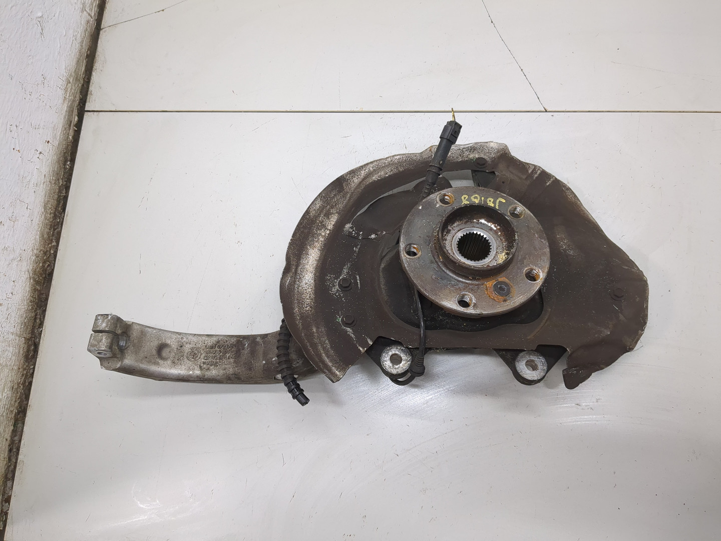 Кулак поворотный передний правый