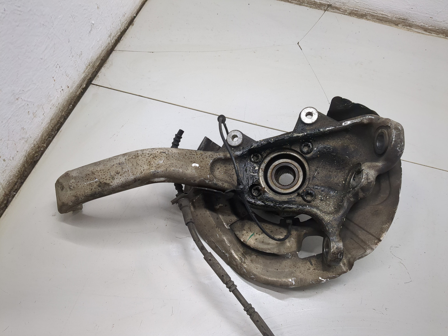 Кулак поворотный передний правый