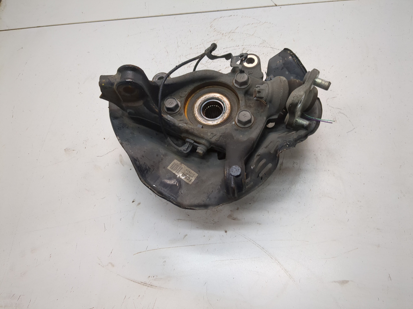 Кулак поворотный передний левый