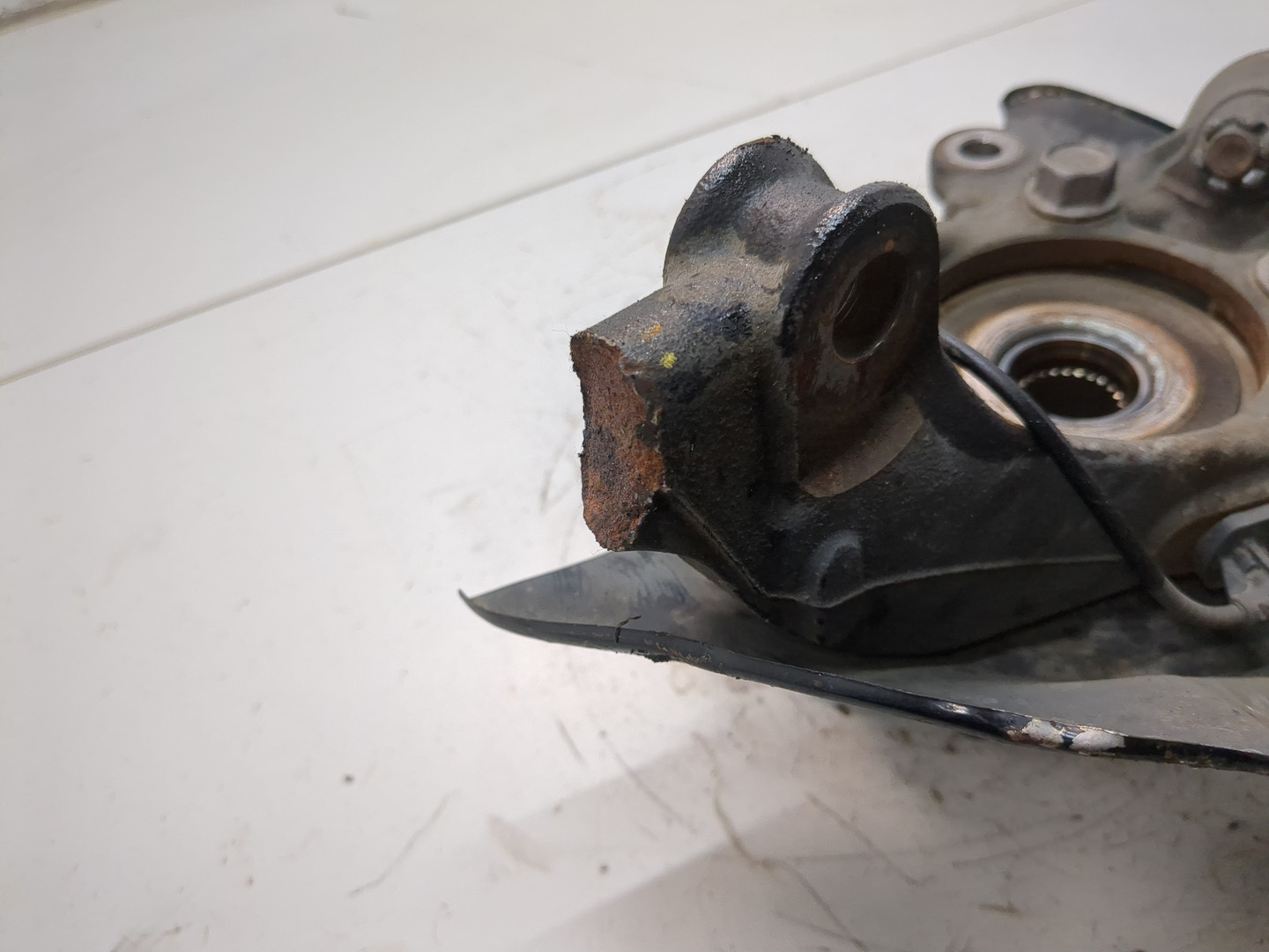 Кулак поворотный передний левый