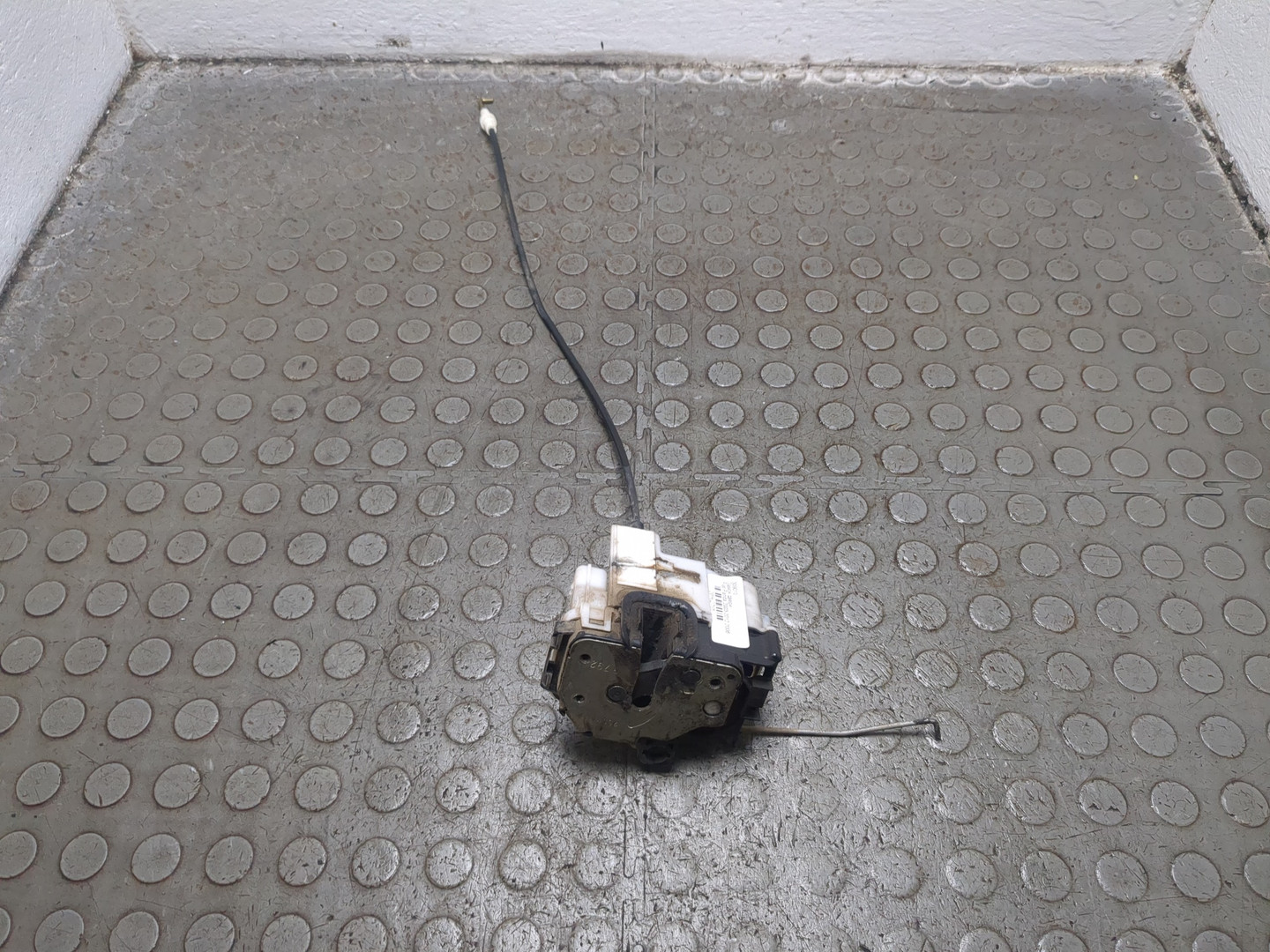 Замок двери передней левой