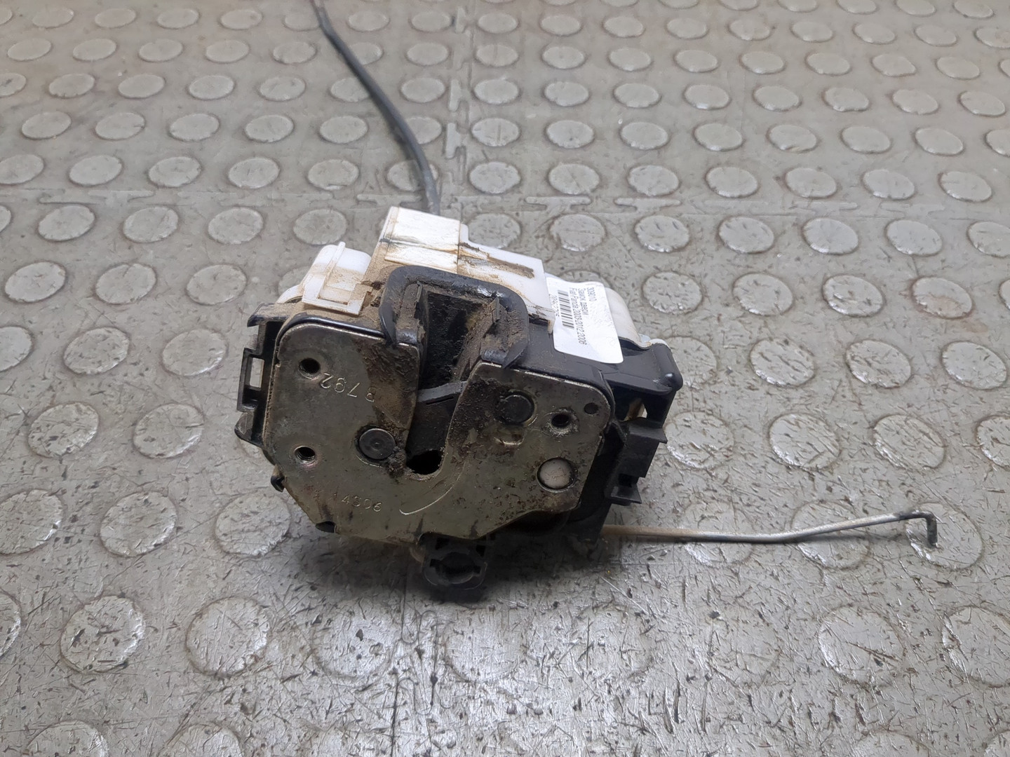 Замок двери передней левой