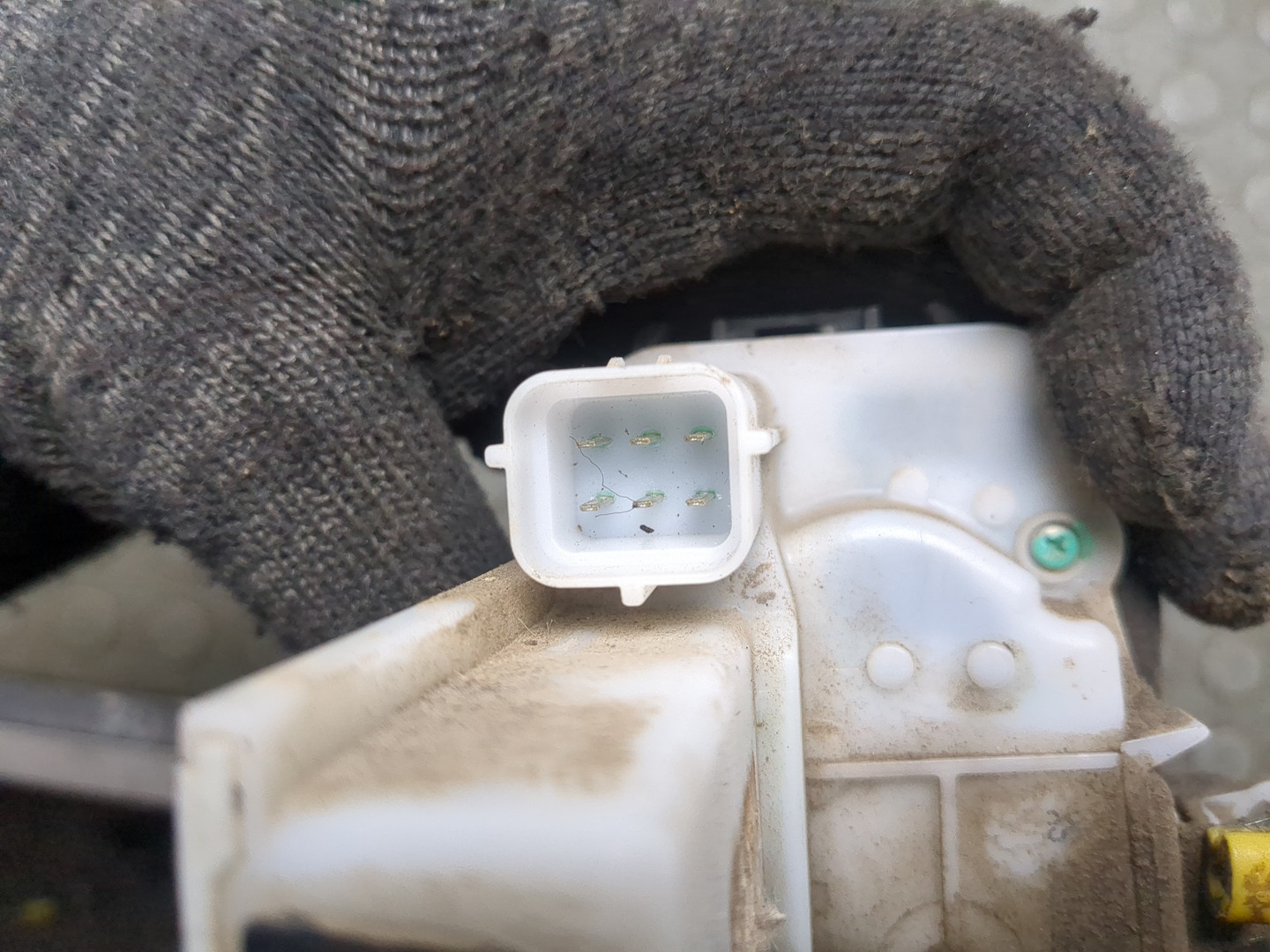 Замок двери передней левой