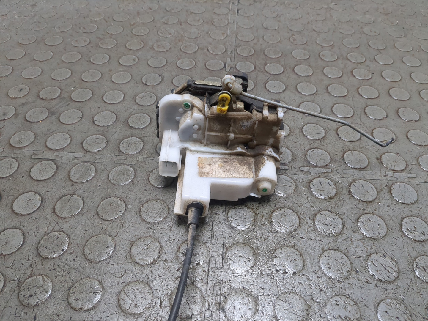 Замок двери передней левой