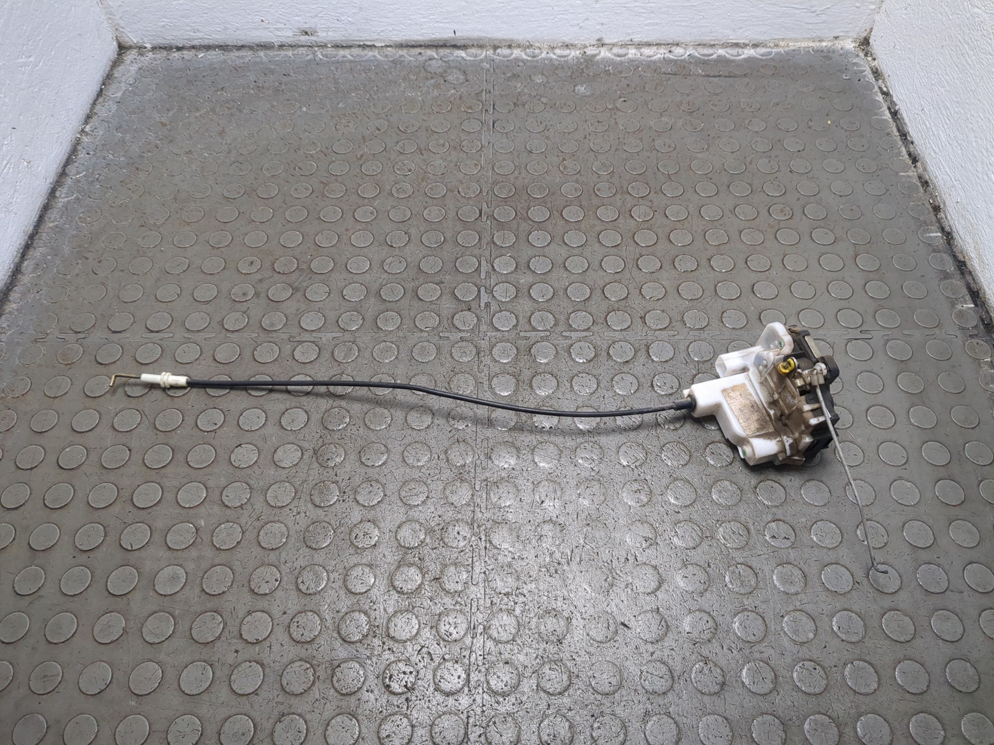 Замок двери передней левой