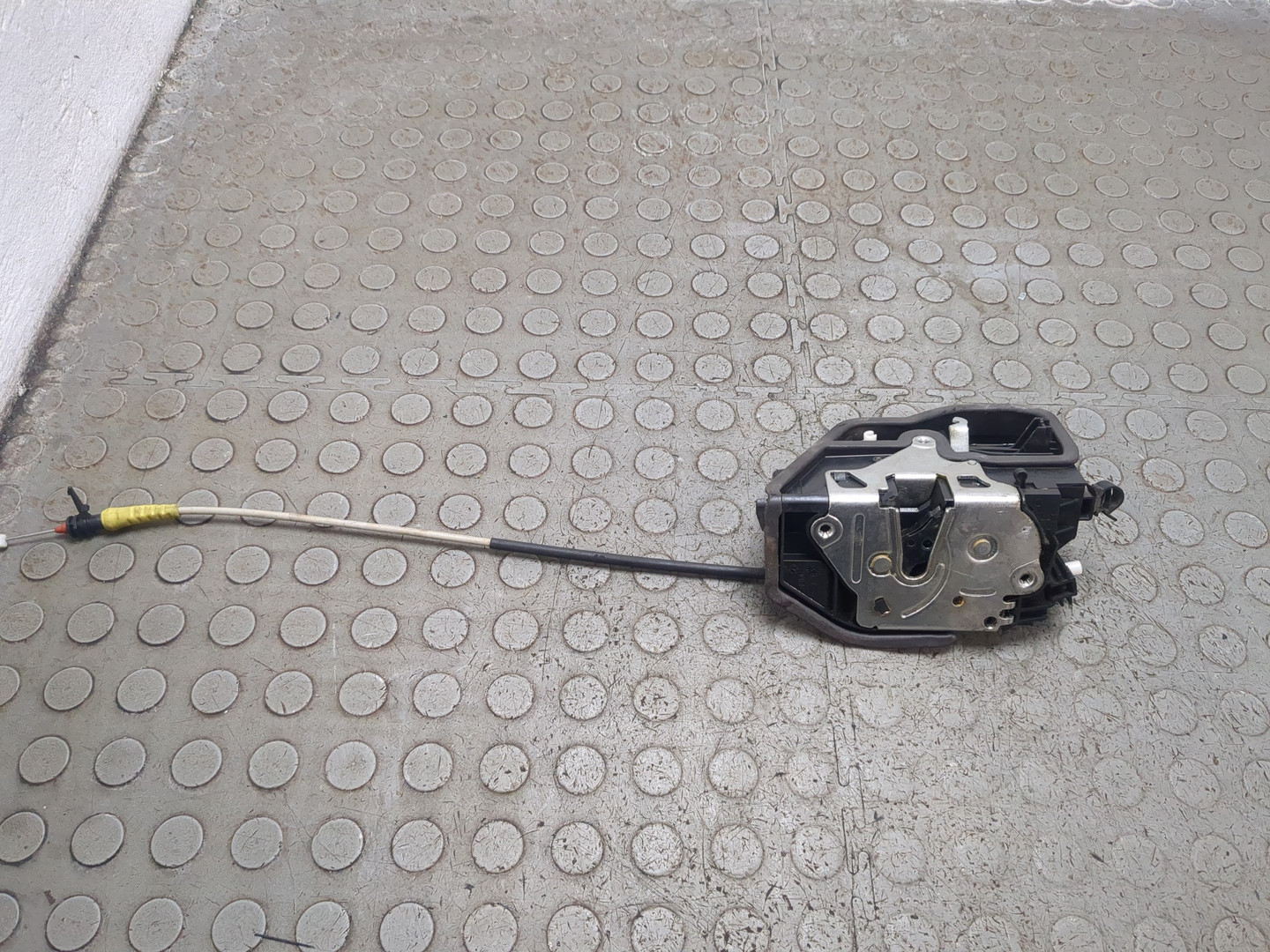 Замок двери задней левой