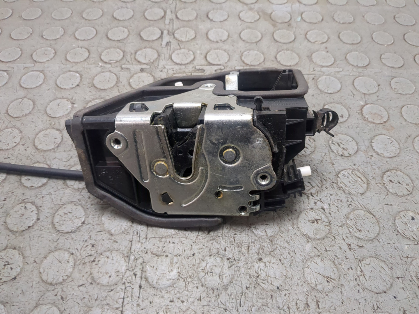 Замок двери задней левой