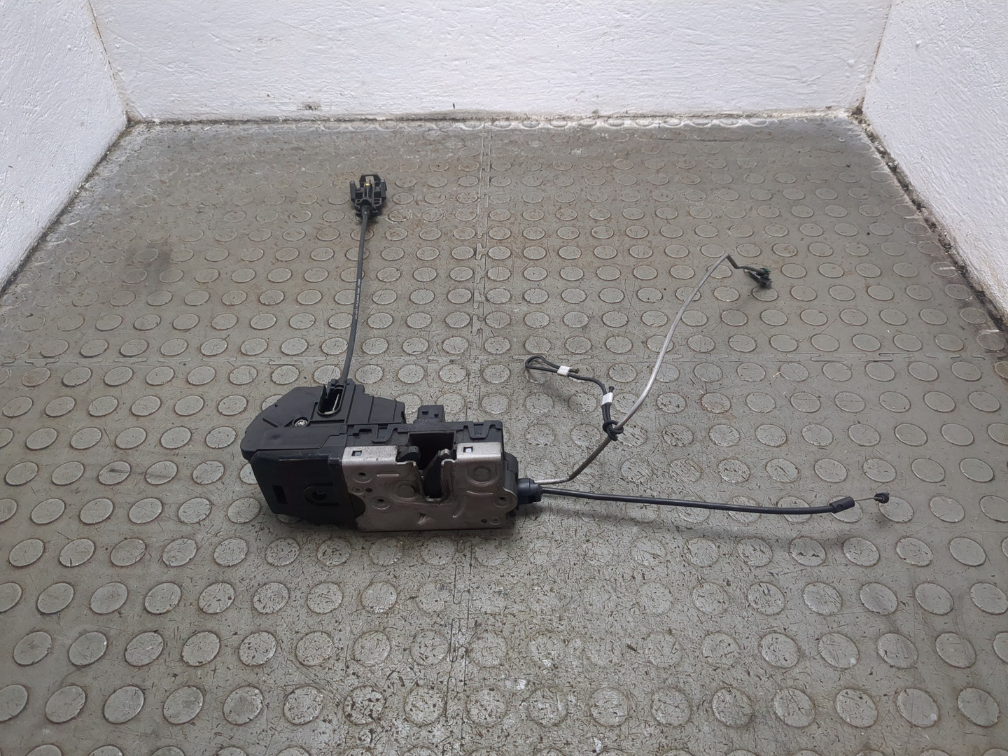 Замок двери передней левой