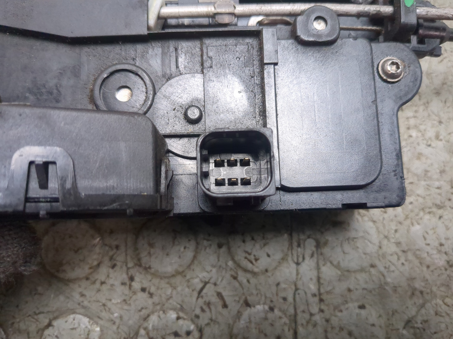 Замок двери передней левой