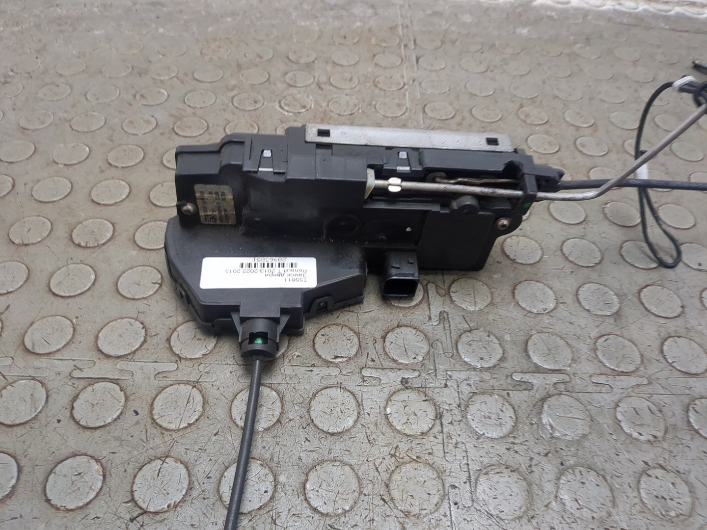 Замок двери передней левой