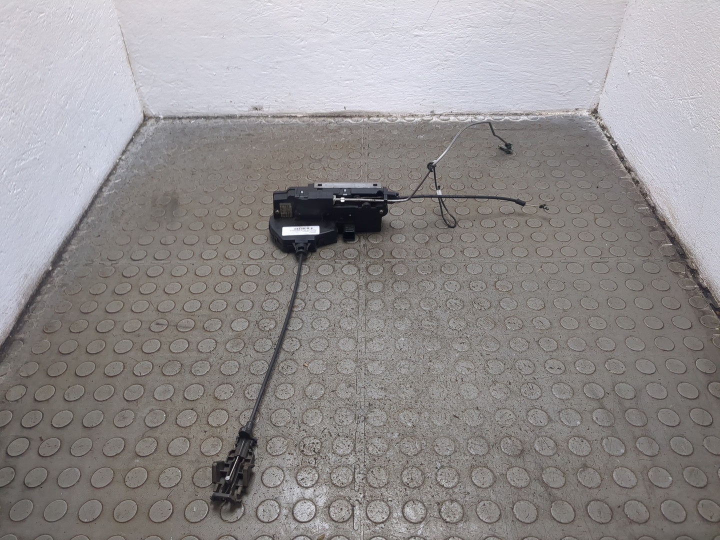 Замок двери передней левой