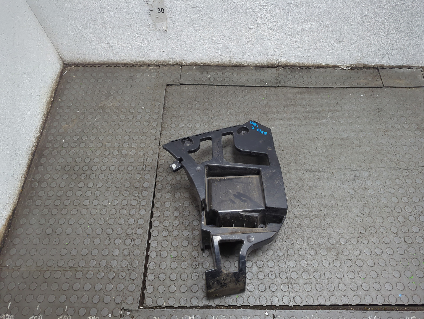 Кронштейн заднего бампера левый