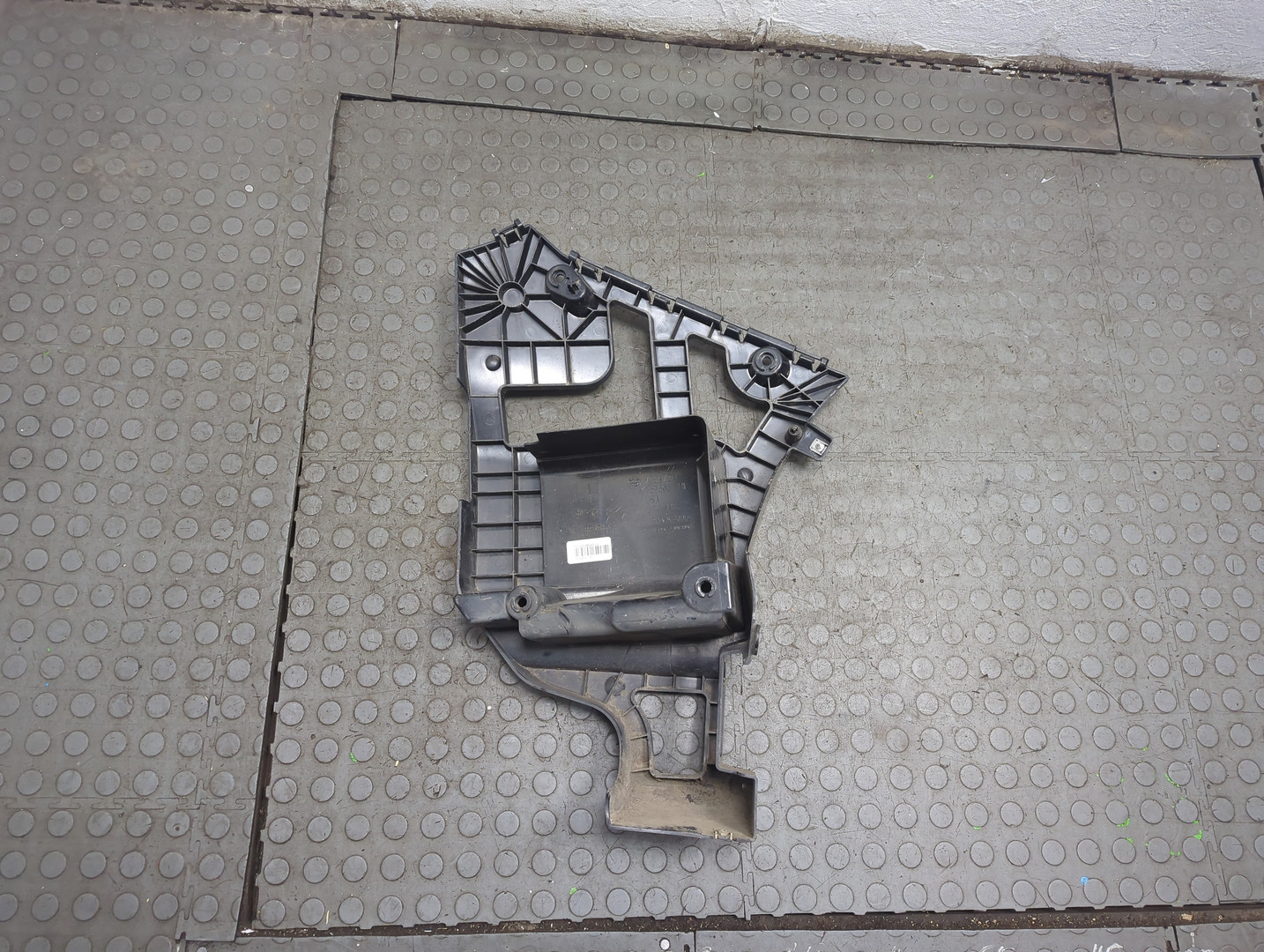 Кронштейн заднего бампера левый