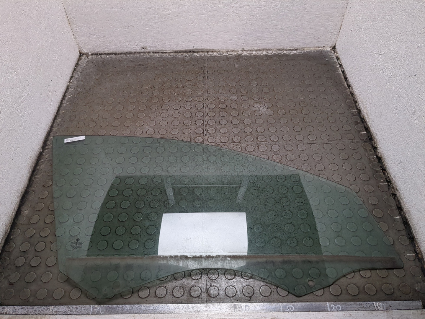 Стекло двери передней правой