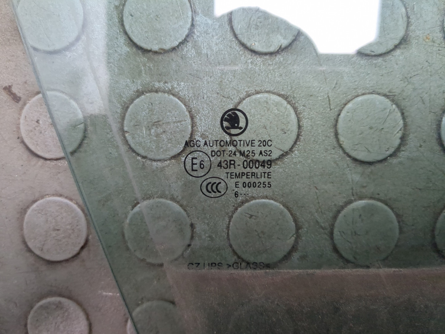 Стекло двери передней правой